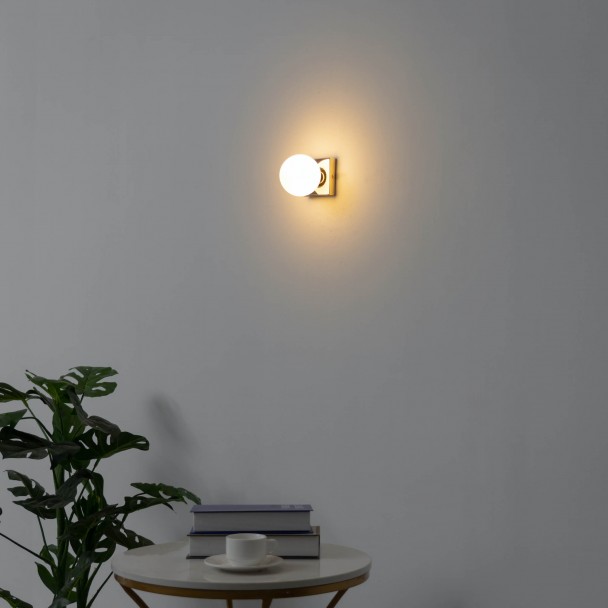 Wandlamp van goudkleurig metaal en wit glas