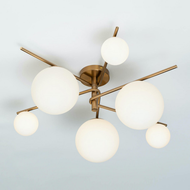 Plafondlamp met witte glazen kap