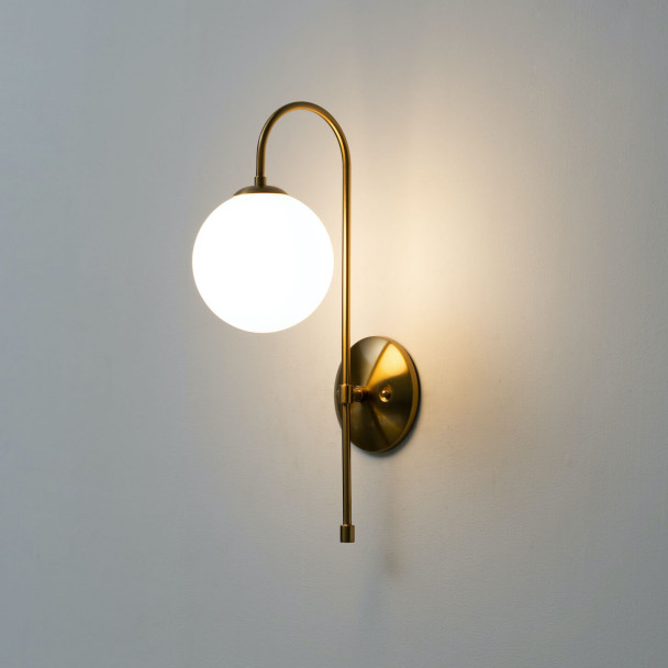 Vintage wandlamp met witte bol