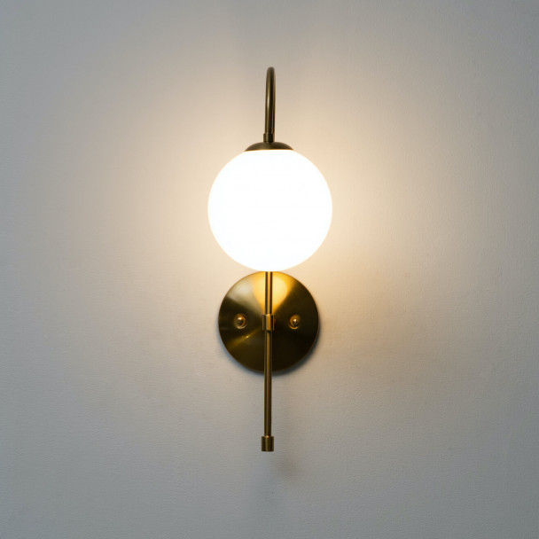 Gebogen wandarmatuur van goud en wit glas