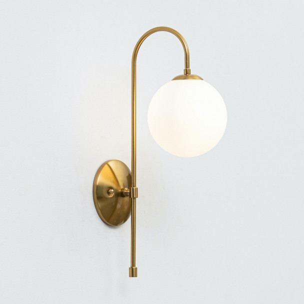 Gouden wandlamp met glazen bol