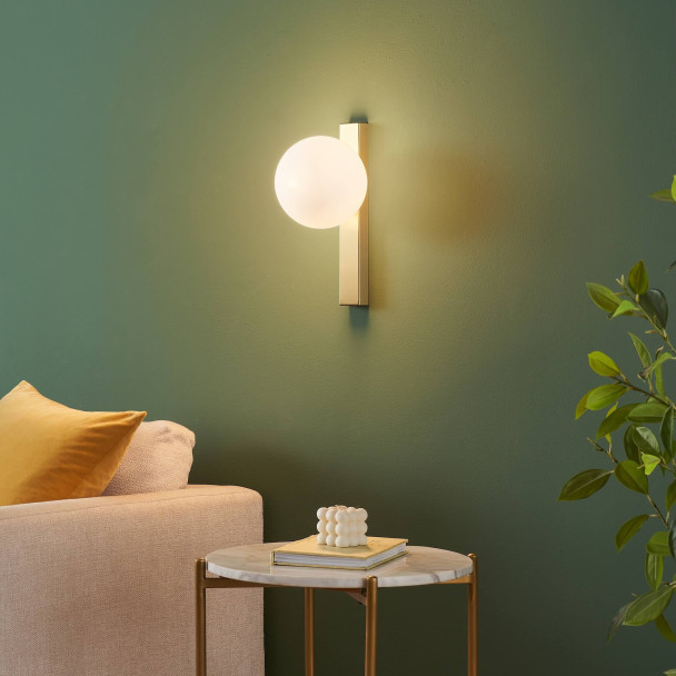 Messing wandlamp moderne glazen bol matglas - Noava