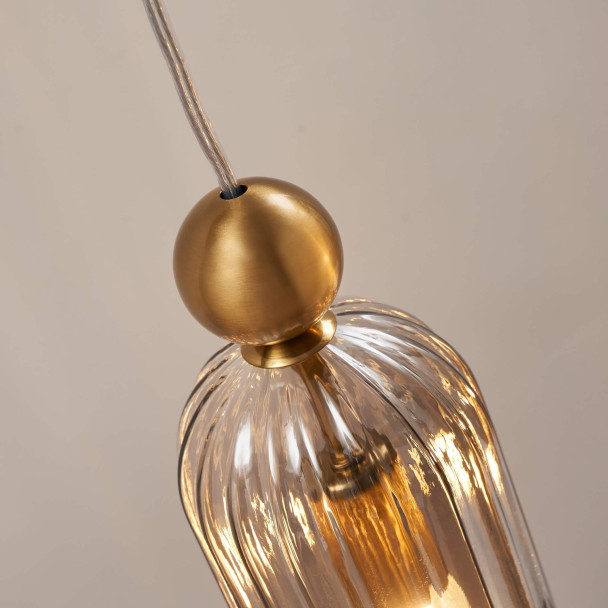 Gouden hanglamp met geribbeld rookglas - Leonora