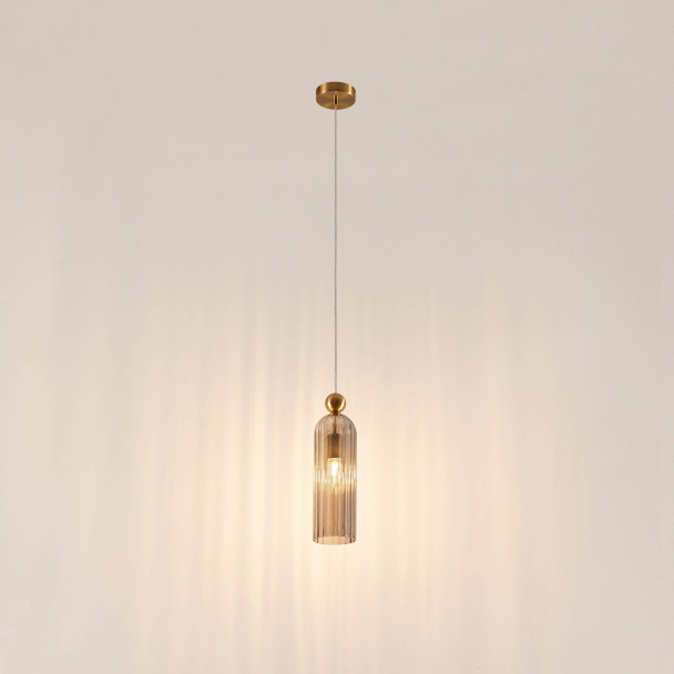 Gouden hanglamp met geribbeld rookglas - Leonora