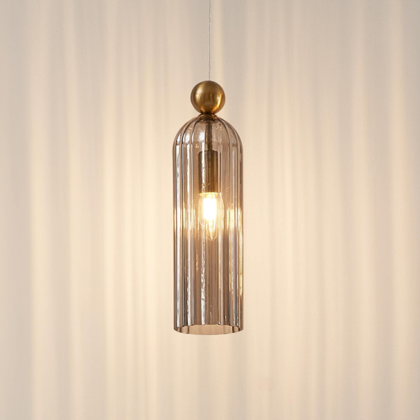 Gouden hanglamp met geribbeld rookglas - Leonora