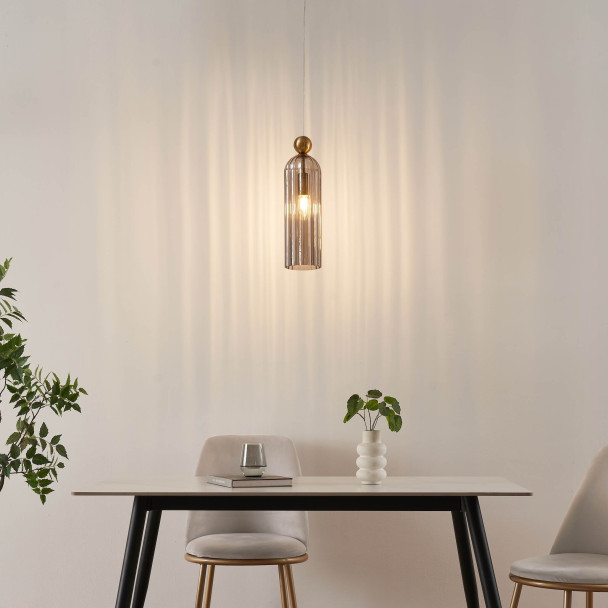 Gouden hanglamp met geribbeld rookglas - Leonora
