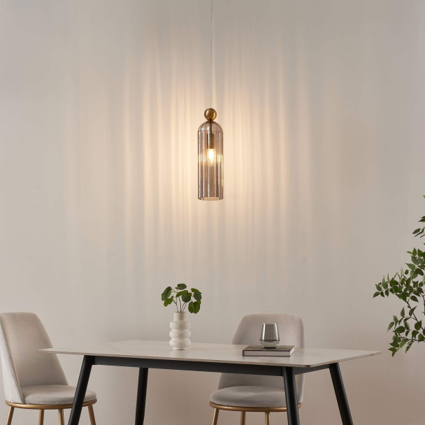 Gouden hanglamp met geribbeld rookglas - Leonora