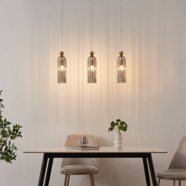 Gouden hanglamp met geribbeld rookglas - Leonora