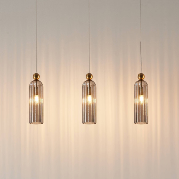 Gouden hanglamp met geribbeld rookglas - Leonora