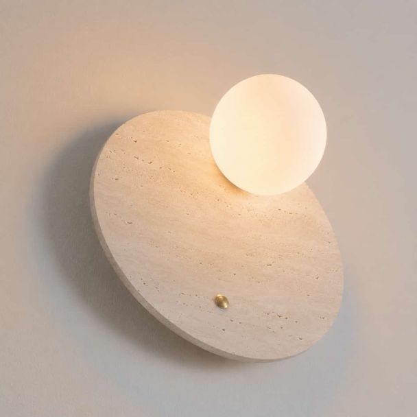 Beige wandlamp van travertijnmarmer met wit glas - Oré