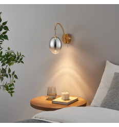 Gouden gebogen LED wandlamp met hangende ovale bol - Nuvéo