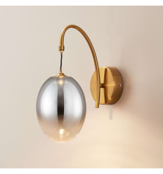 Gouden gebogen LED wandlamp met hangende ovale bol - Nuvéo 2