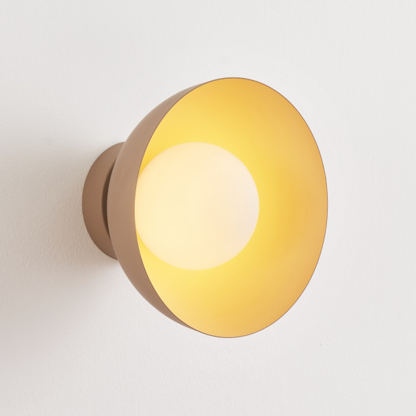 Wandlamp of spot van beige metaal en wit glas...