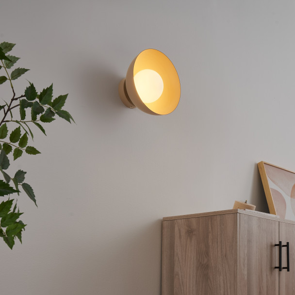 Wandlamp of spot van beige metaal en wit glas...