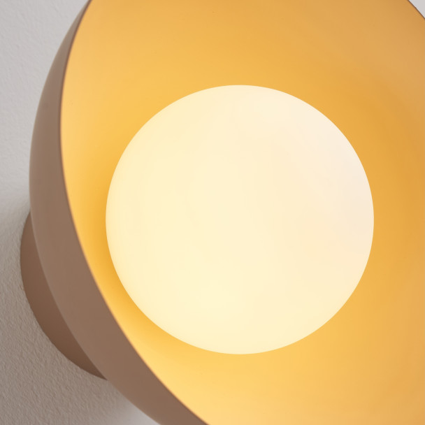 Wandlamp of spot van beige metaal en wit glas...