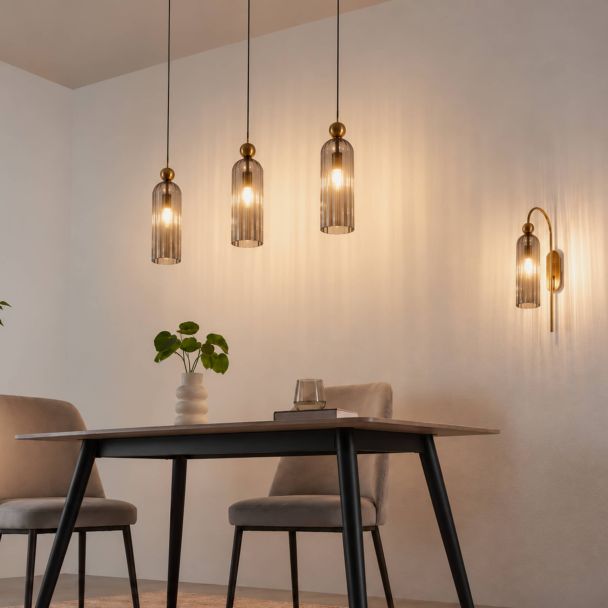 Gouden klokvormige wandlamp van getextureerd rookglas - Leonora
