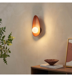 Sfeervolle wandlamp van terracotta keramiek met wit glas...